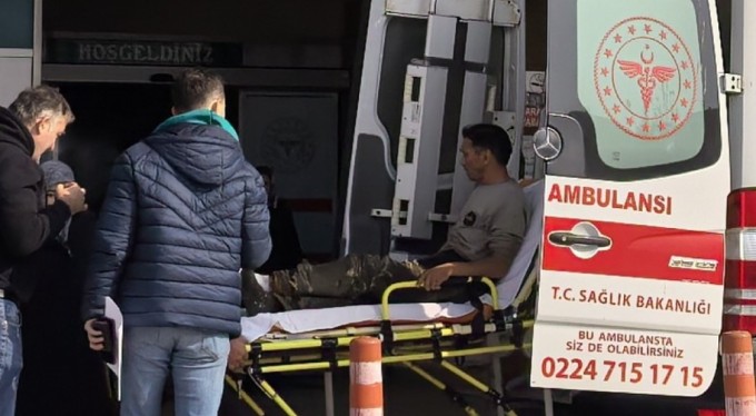 Motorlu testere ile odun keserken ayağını kesti