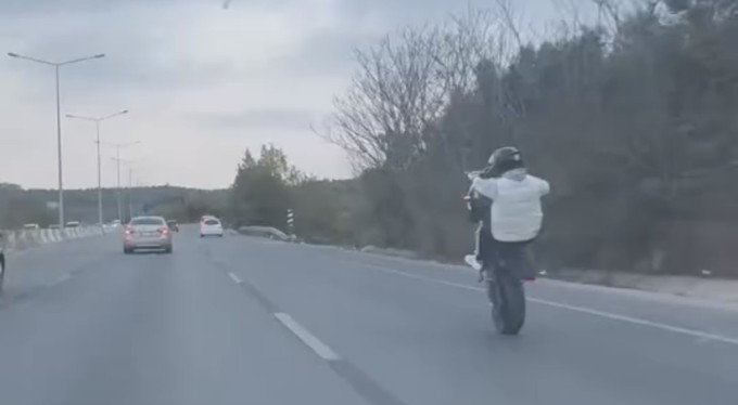 Tek teker üzerinde kilometrelerce ilerleyen sürücü kamerada