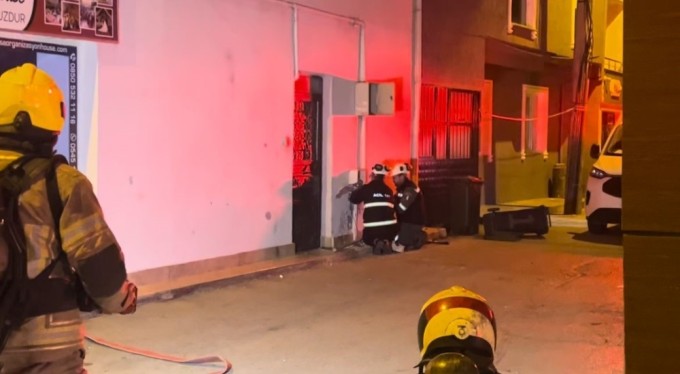 Otomobilin çarptığı doğalgaz kutusu patladı