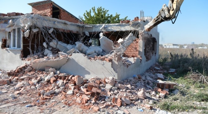 Doğanevler'de kaçak 3 yapı yıkıldı