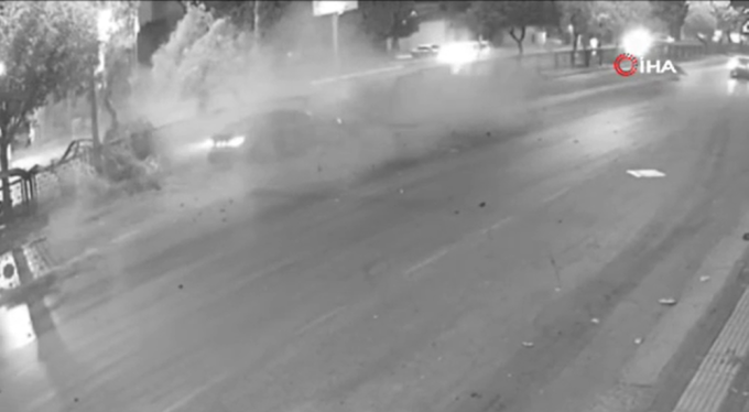 Pes dedirten olay! Sürücü kaza yaptı, kazayı fırsat bilenler araçtan eşya çaldı.