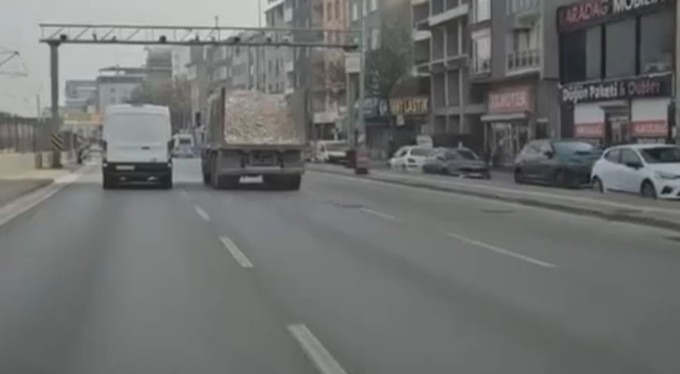 Bursa'da moloz yüklü kamyon tehlike saçtı
