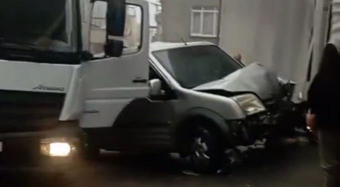 Bursa'da freni patlayan kamyonu 3 aracı hurdaya çevirdi