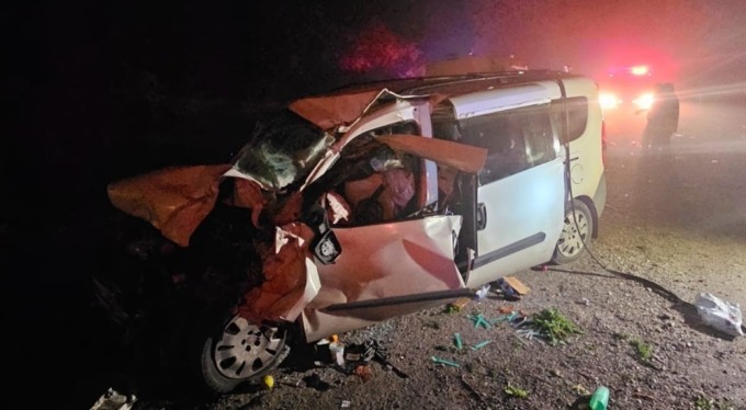 Bursa'da tır ile otomobil kafa kafaya çarpıştı: 6 yaralı