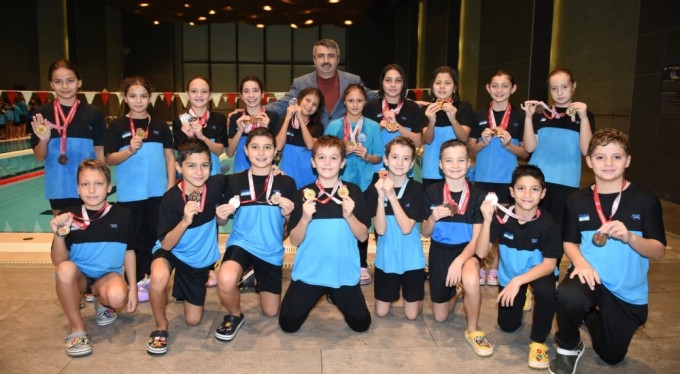 Yıldırım'ın altın kulaçlarından 153 madalya