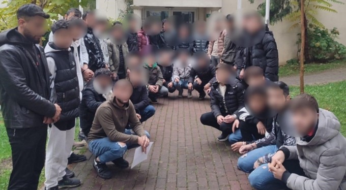 Bursa'da 34 kaçak göçmen yakalandı, 1 şüpheli tutuklandı