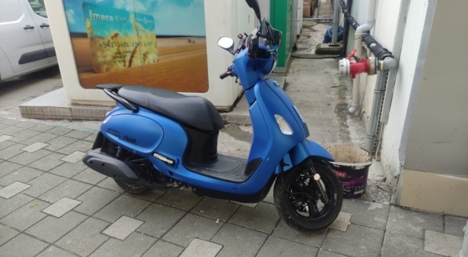 Motosiklet dönüş yapan otomobile çarpmamak için kayıp düştü