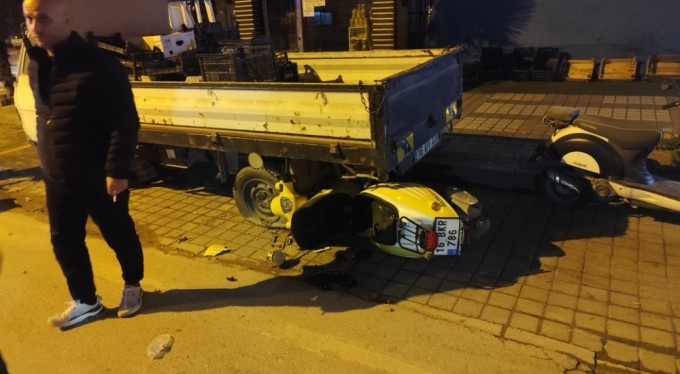 Park halindeki kamyonete çarpan motosiklet sürücüsü yaralandı