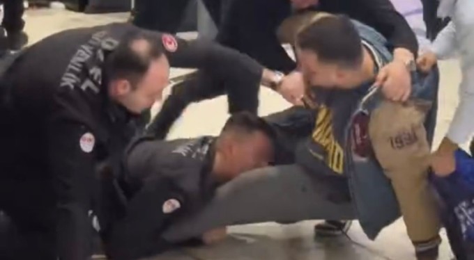 Bursa'da alışveriş merkezinde köpek kavgası: Güvenlik görevlisi müşteriyi ısırdı