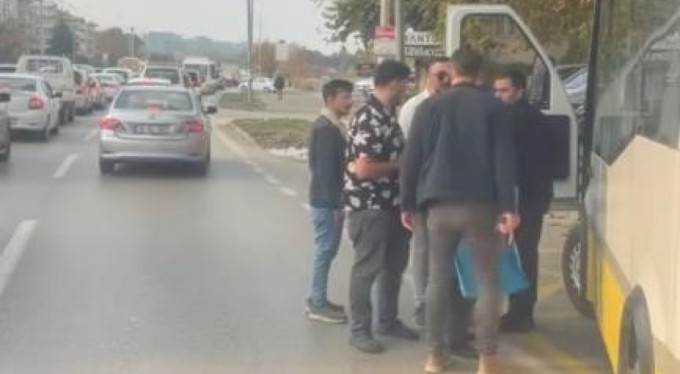Bursa'da aracını otobüs durağına çekti, kendisini uyaran şoföre silah çekti