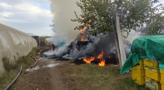 Bahçedeki samanlar alev alev yandı