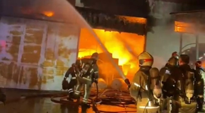 Bursa'da mobilya fabrikasında yangın...Fırtına yangını büyüttü, 22 itfaiye müdahale ediyor