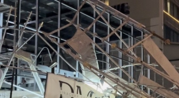 Bursa'da fırtına binanın iskelesini devirdi, araçlara zarar verdi