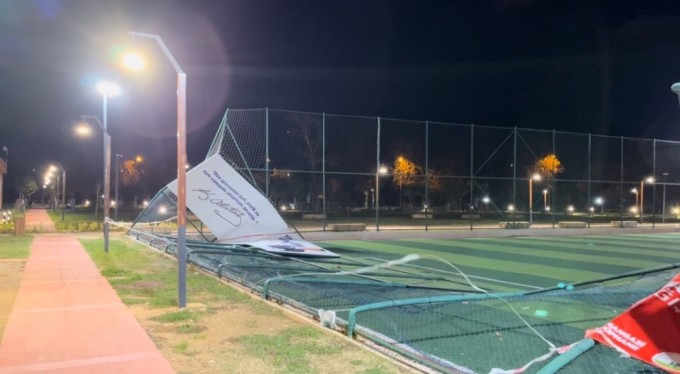 Bursa'da şiddetli lodos halı sahayı yerle bir etti