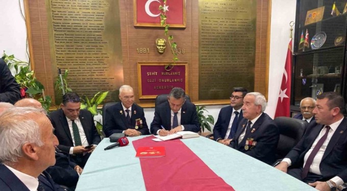 CHP Genel Başkanı Özel: "(Meclis kavgası) Abdullah Güler ve meclis başkanı gözleriyle görmedilerse trollenmişler"