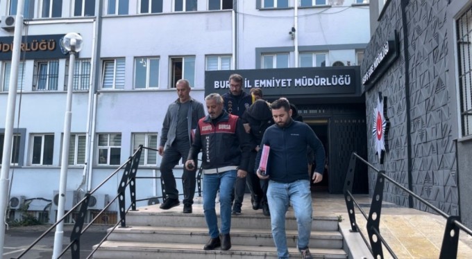 Bursa'da ağır hasarlı araçları alıp piyasa süren otomobil çetesine operasyon : 3 kişi tutuklandı