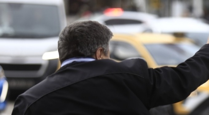 Bursa'da fırtınada vatandaşlar uçmamak için direk ve ağaçlara tutundu