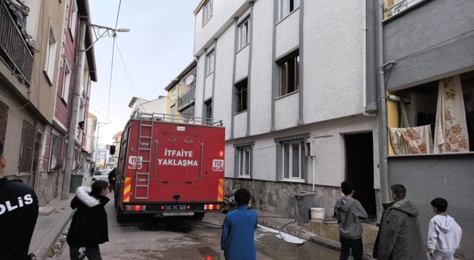 Yanan evden 2 çocuğu itfaiye ekipleri kurtardı