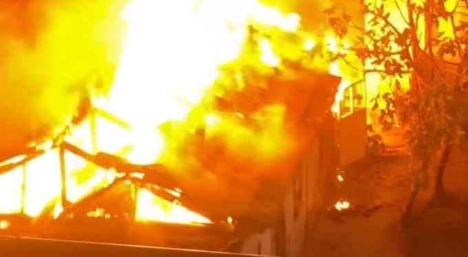 Alevlerin sardığı ev dakikalar içinde küle döndü