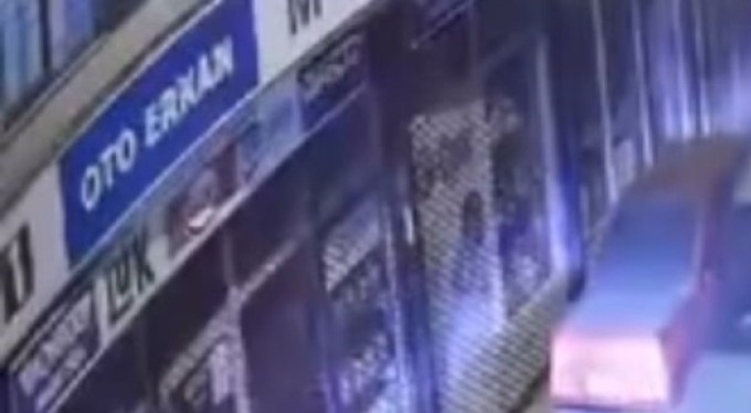 Park halindeki otomobile çarptı, olay yerinden kaçtı