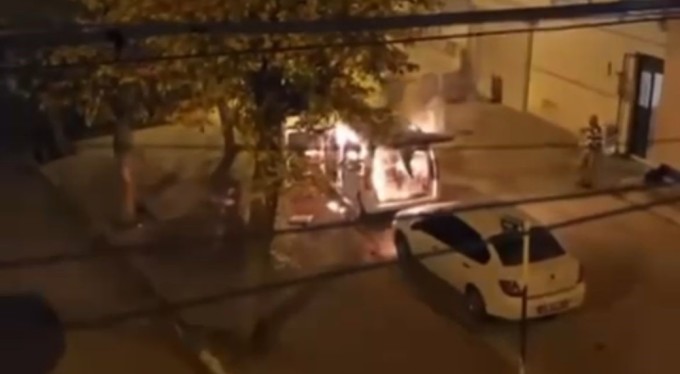 Park halindeki ticari araç alev topuna döndü