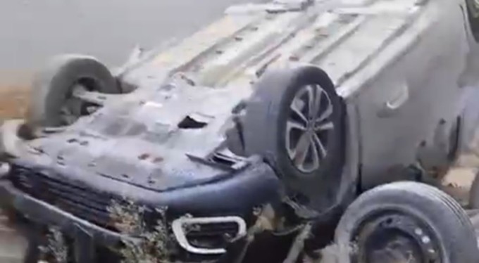 Bursa'da kontrolden çıkan, otomobil sitenin bahçesine uçtu : 1 yaralı