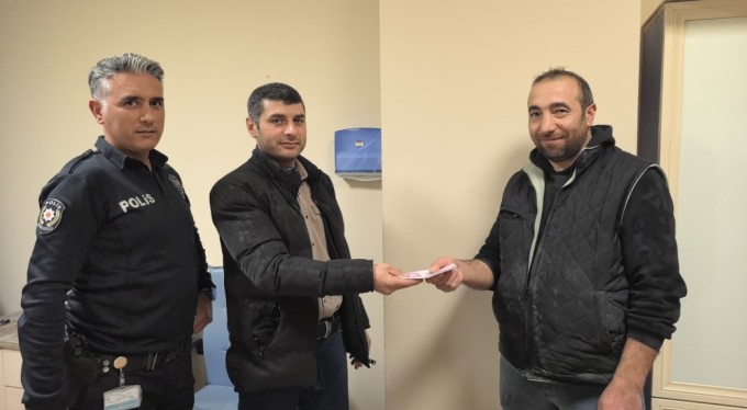 ATM'de unutulan parayı polise teslim etti