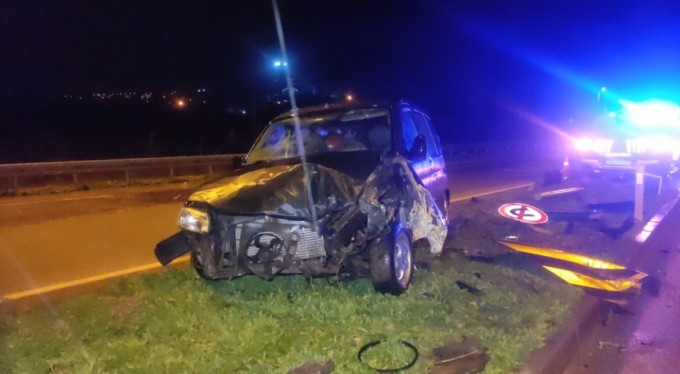 Hafif ticari araç refüje çıktı: 2 yaralı