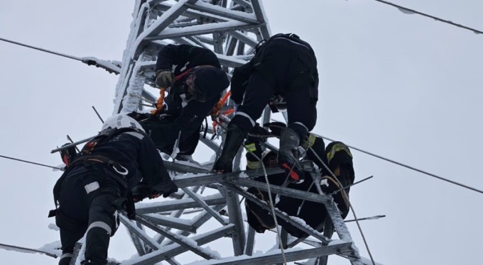 Arıza gidermek için çıktığı elektrik direğinde akıma kapıldı