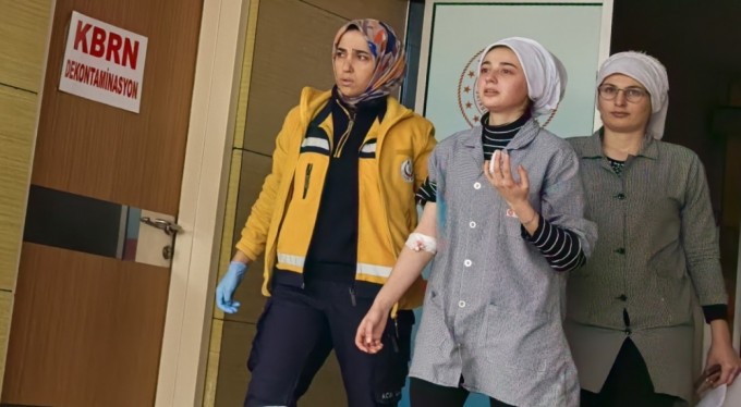 Elini dokuma makinesine kaptırdı