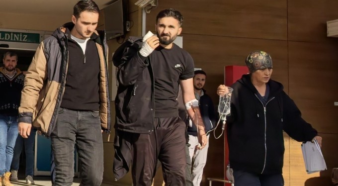 Malzeme indiren işçi elini forklifte sıkıştırdı