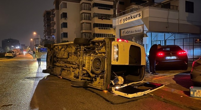 Bursa'da otomobil ile çarpışan servis minibüsü yan yattı! 8 kişi yaralandı