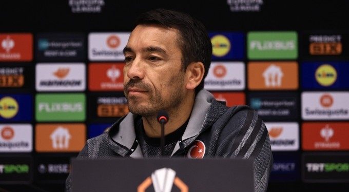 Bronckhorst: "Galip gelmek için buradayız"