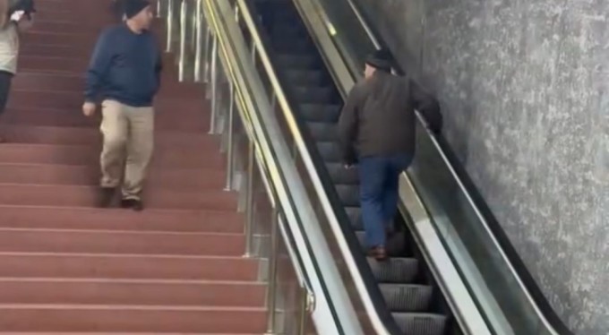 Bursa'da yürüyen merdivenlere ters binip ilerlemeye çalıştı... İlginç anlar kamerada