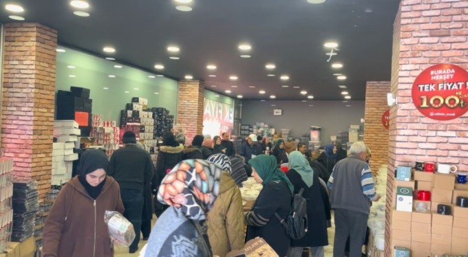 Bursa'da ürünler yarı fiyatına indi, vatandaşlar birbirini ezdi