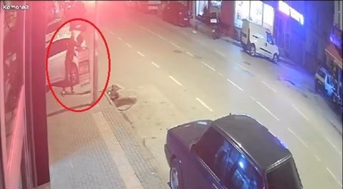 Bursa'da yoldan aldığı tabela ile dükkana saldırdı