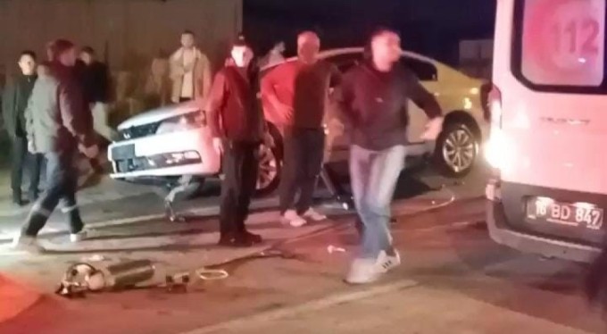 Bursa'da kazada yerde sürüklenen sürücü başka otomobilin altına girdi