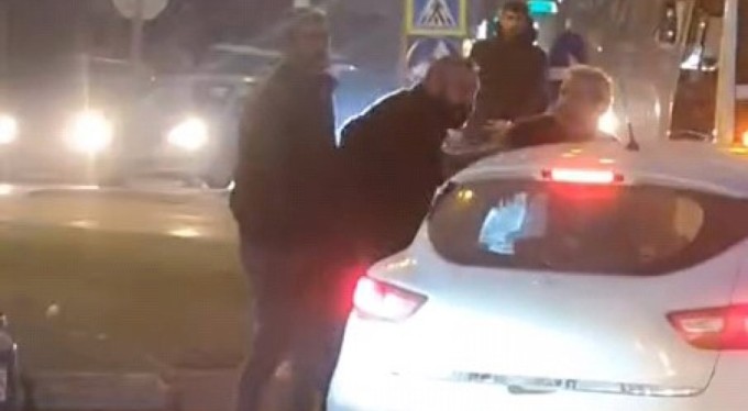 Bursa'da yol verme kavgası kamerada