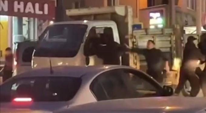 Bursa'da yol verme kavgasında trafik durdu, yumruklar havada uçuştu