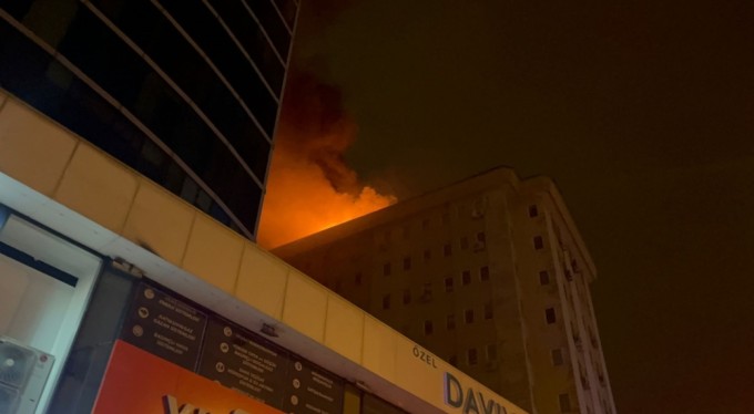 8 katlı iş hanının çatısı alev alev yandı