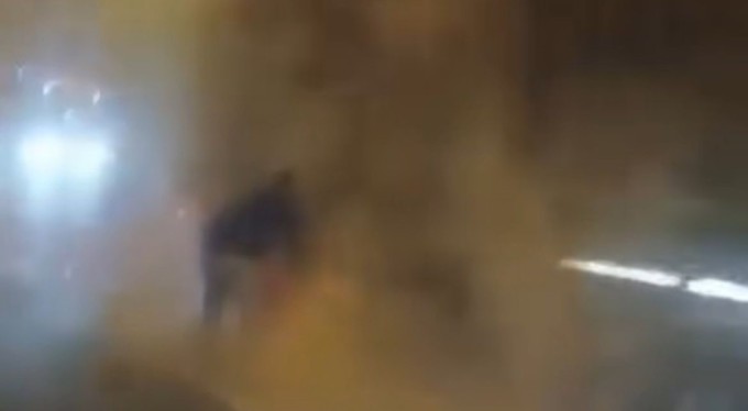 Lastiği tutuşan tırı hızlı müdahale ile kül olmaktan kurtardılar