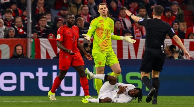 Manuel Neuer, kariyerindeki ilk kırmızı kartı gördü