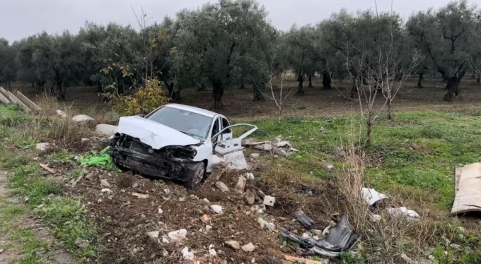 Kontrolden çıkan araç su kanallarını parçalayarak tarlaya uçtu: 2 yaralı