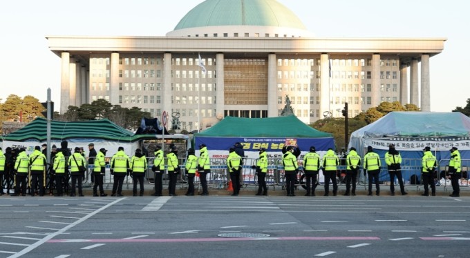 Güney Kore muhalefeti, Devlet Başkanı Yoon'un görevden alınması için önerge sundu