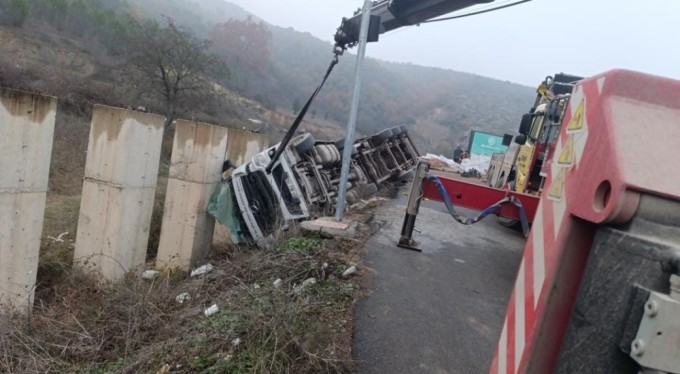 Şarampole devrilen tırda yüklü talaşlar yola saçıldı