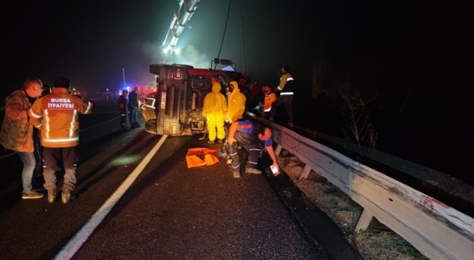 Asit taşıyan tırın devrildiği kaza yerinde AFAD ekibi gaz ölçümü yaptı