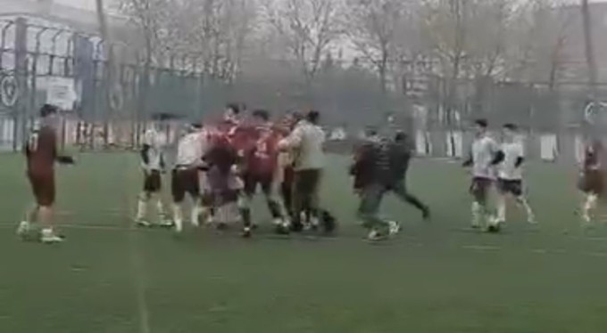 Amatör maçta çıkan kavgada yumruklar havada uçuştu