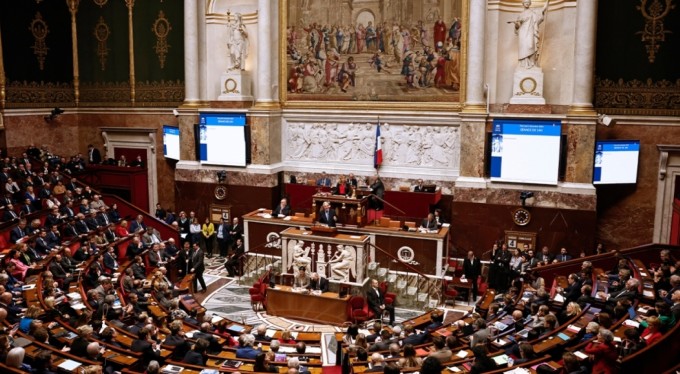 Fransa'da güvenoyu alamayan hükümet düştü