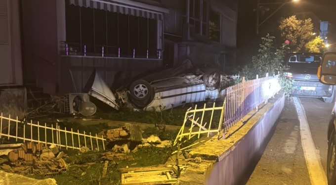 Kontrolden çıkan otomobil sitenin duvarı aşıp takla attı : 1 yaralı