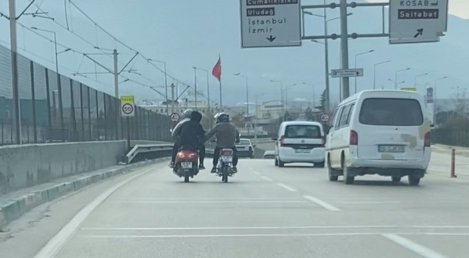 2 motosikletlinin tehlikeli yolculuğu